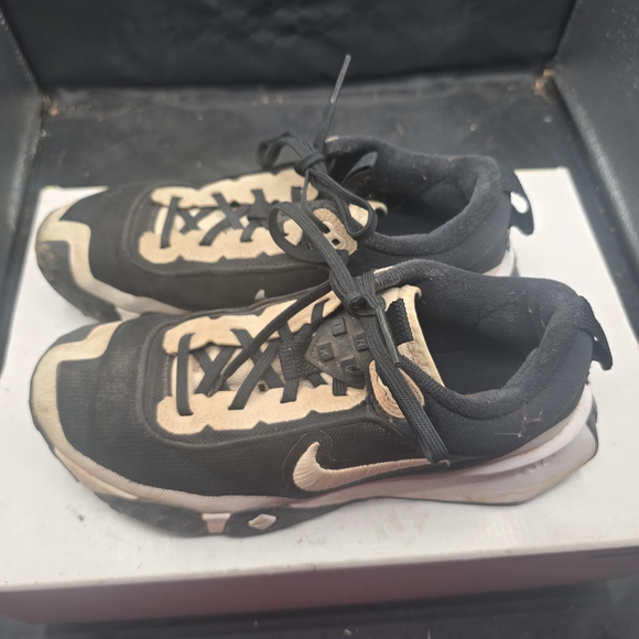 Nike Black and Cream‎ Athletic Shoes main image 5